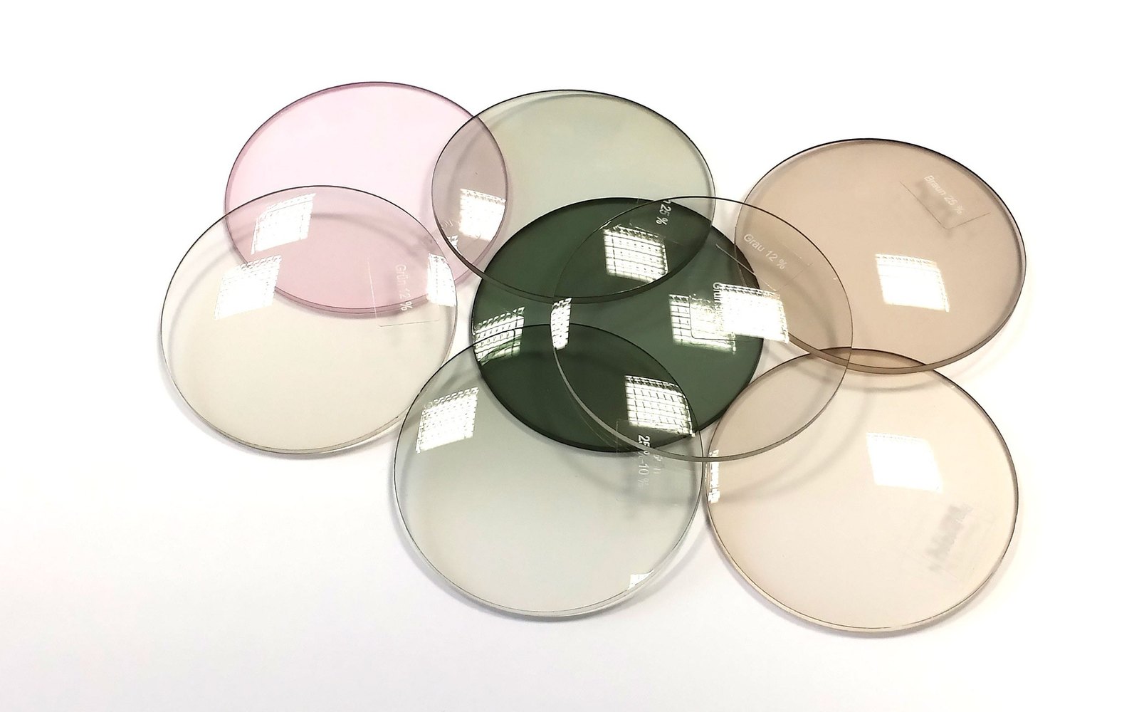 Verres correcteurs aux teintes variées présentés en éventail