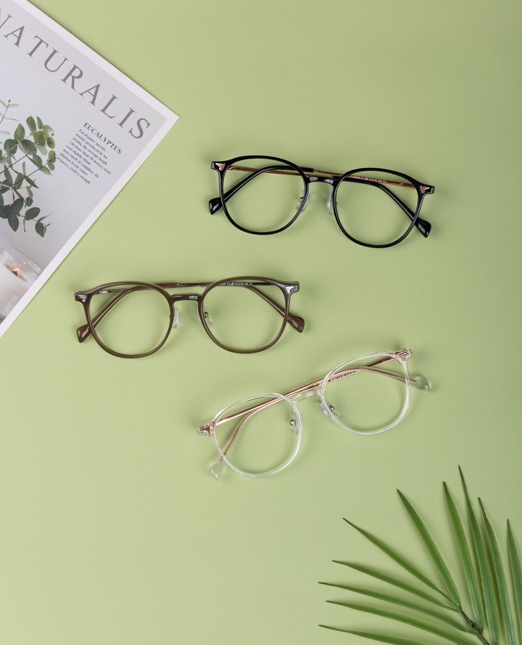 Sélection de montures de lunettes présentées en boutique