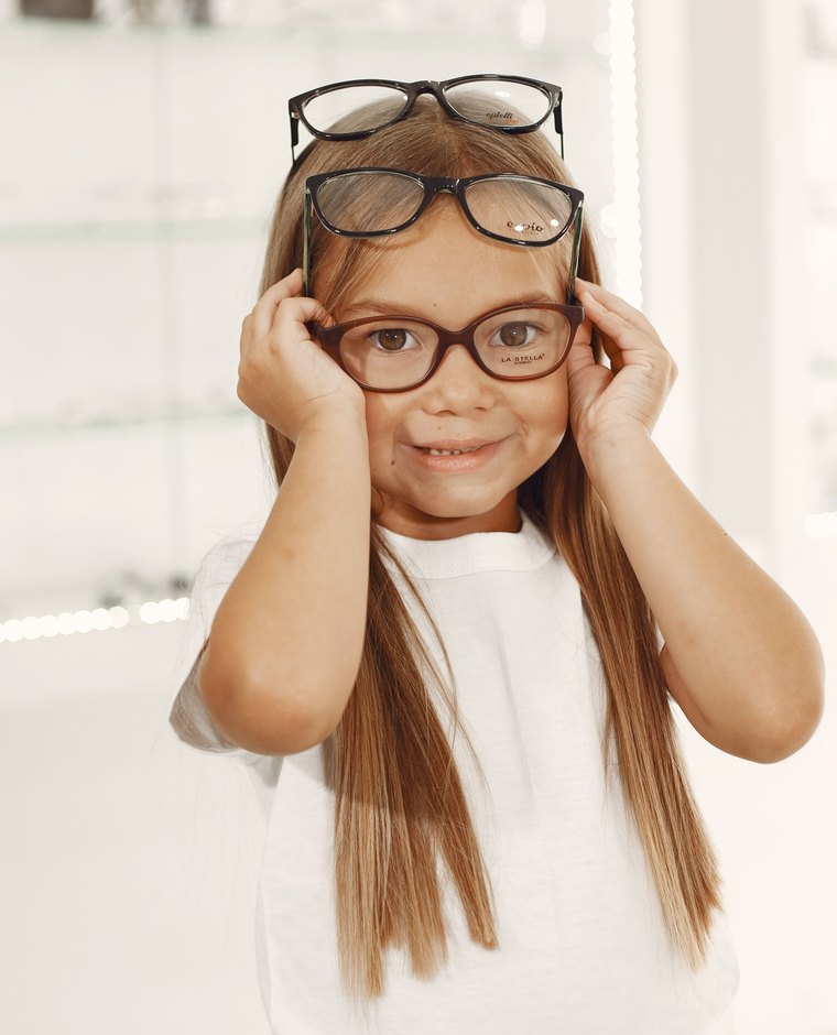 Ajustement d'une monture souple sur un enfant en boutique