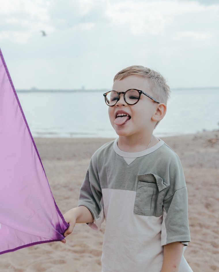 Réglage régulier des lunettes d'un enfant en boutique