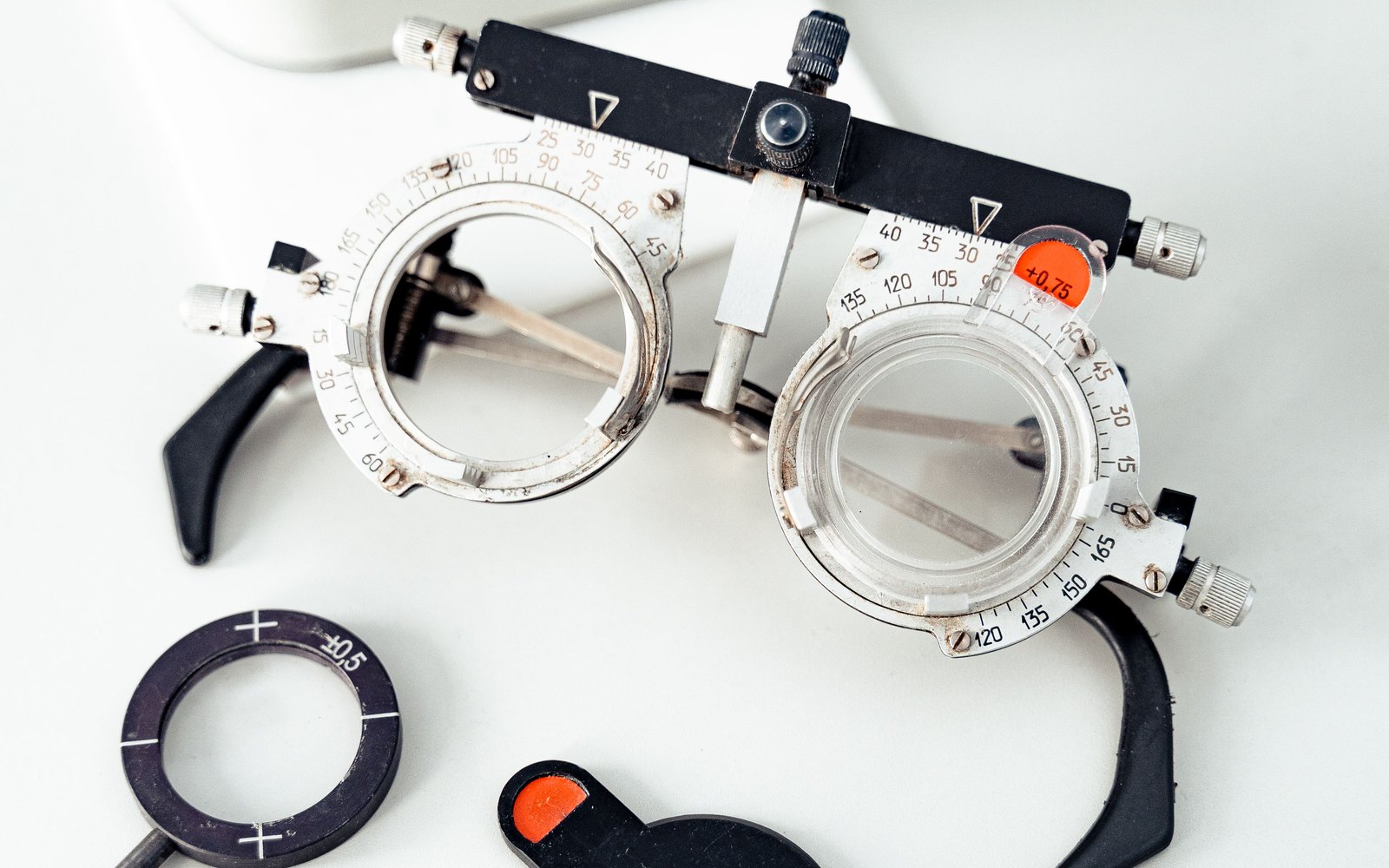 Lunette d'essai et verres de correction sur le plan de travail d'un opticien
